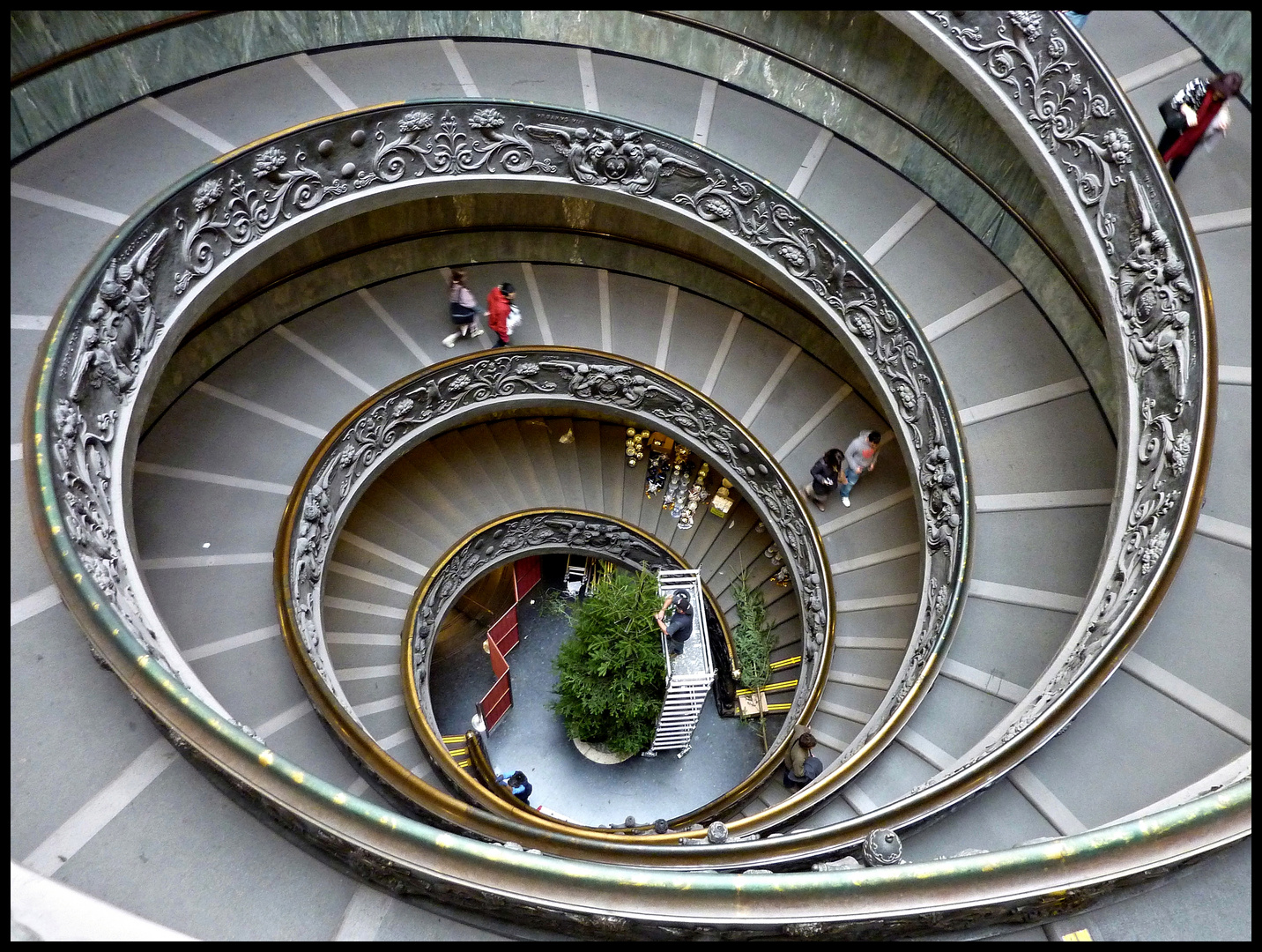 ESCALERA A LOS MUSEOS