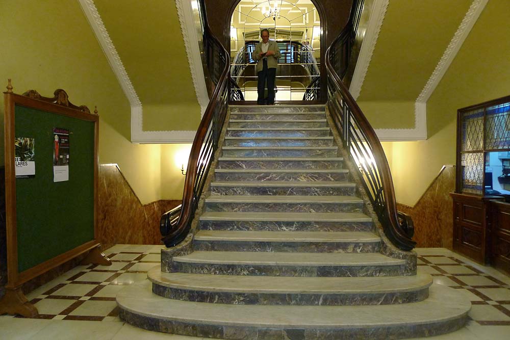 Escalera de acceso a la biblioteca y Salón Regio del Circulo de las Artes.