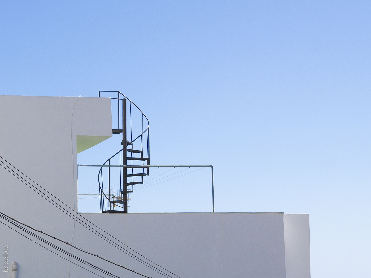 Escalera de caracol a la luz del sol