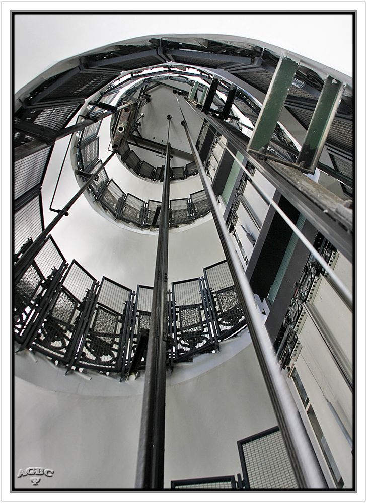 Escalera de caracol (en espiral). Hueco del ascensor.