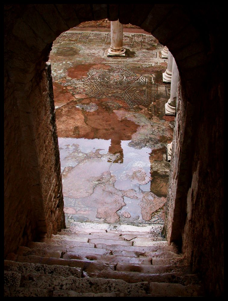 Escalera de la domus romana de Douga