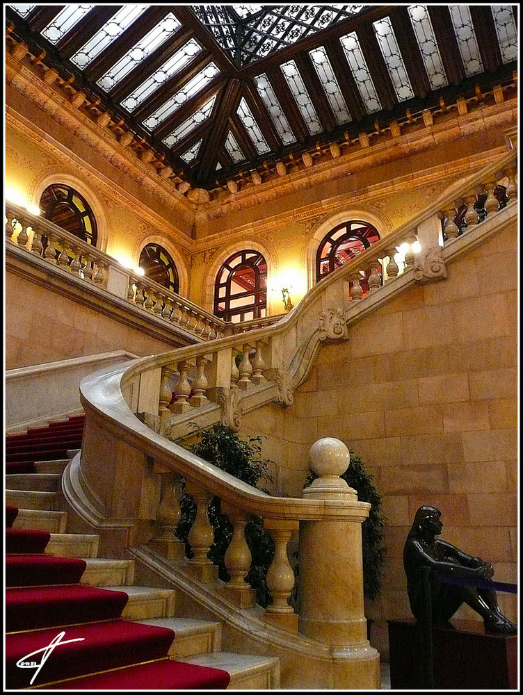 ESCALERAS DEL PARLAMENT DE CATALUNYA