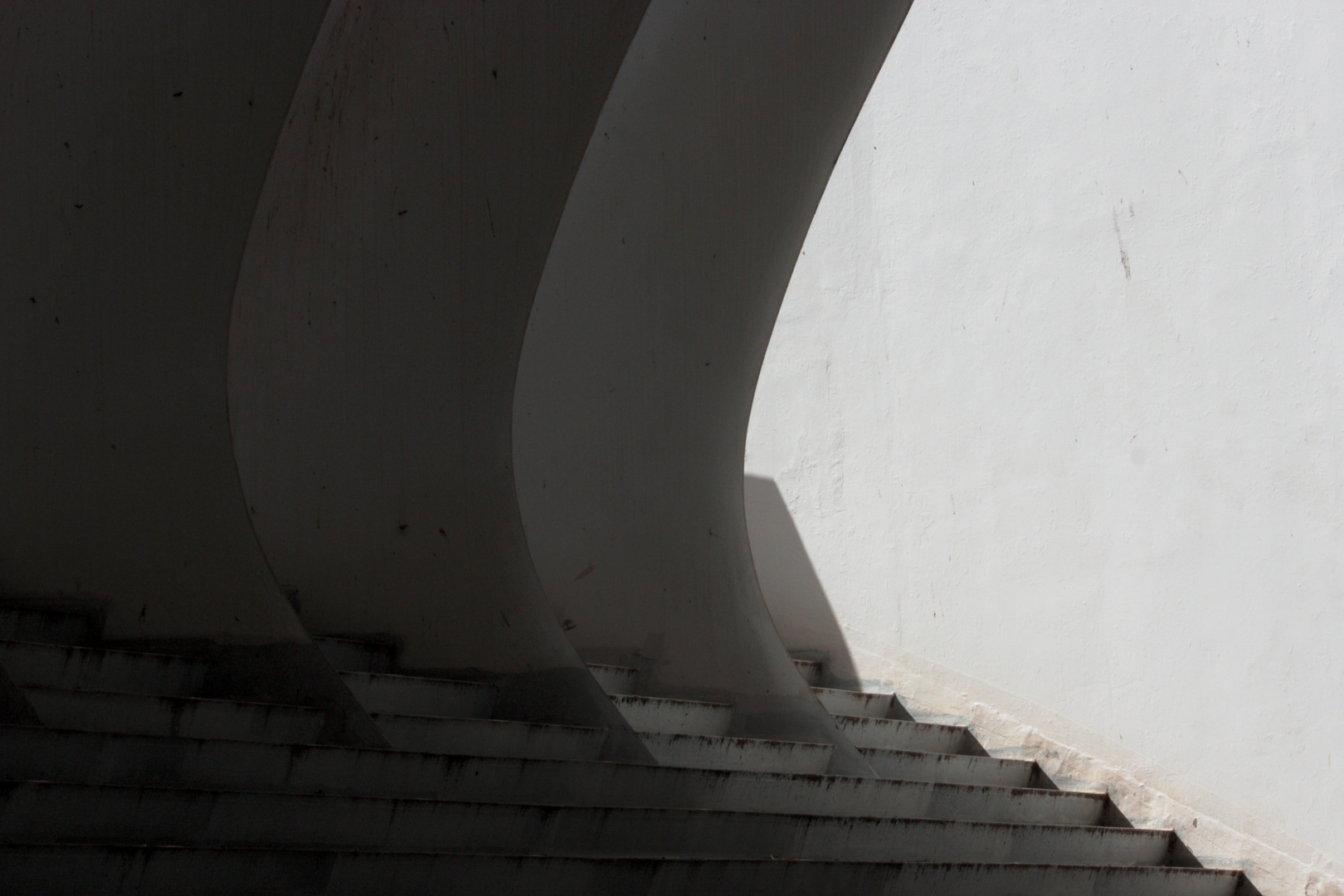 escaleras y pilares de hormigón visto