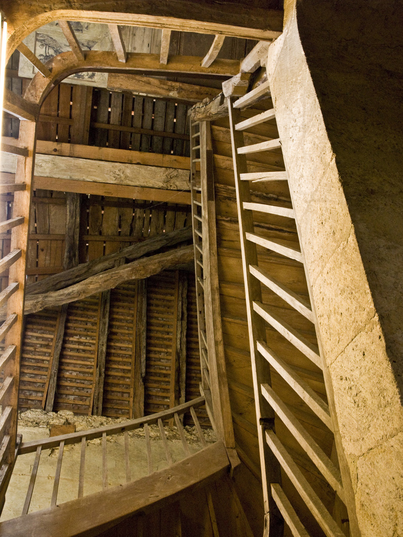 Escalier de la Galerie Va Bene à La Romieu  -  Treppenhaus von der Va Bene Kunstgalerie in La Romieu