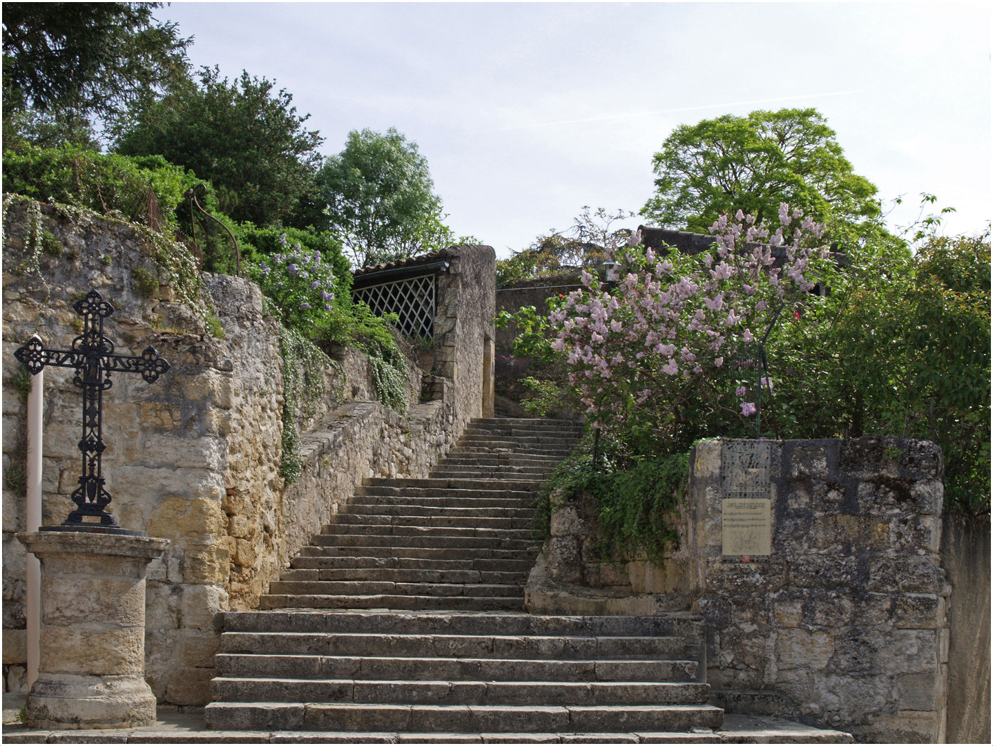 Escalier de la Rue Bigos au printemps  --  Condom