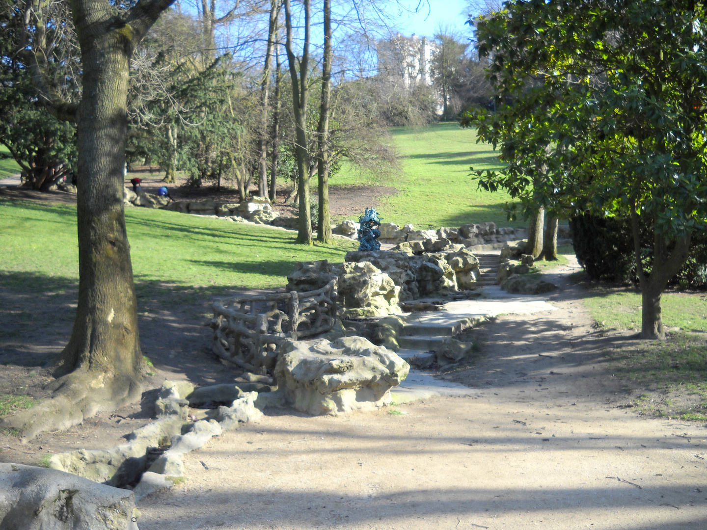 Escalier en pierres au Parc des Buttes Chaumont