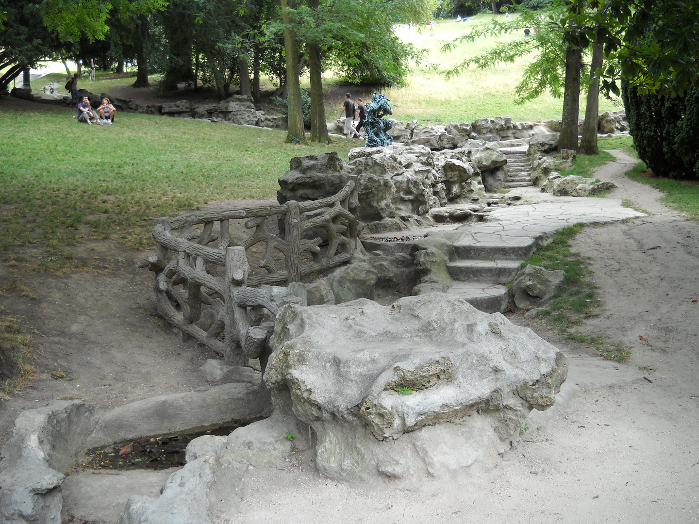Escalier en pierres au Parc des Buttes Chaumont