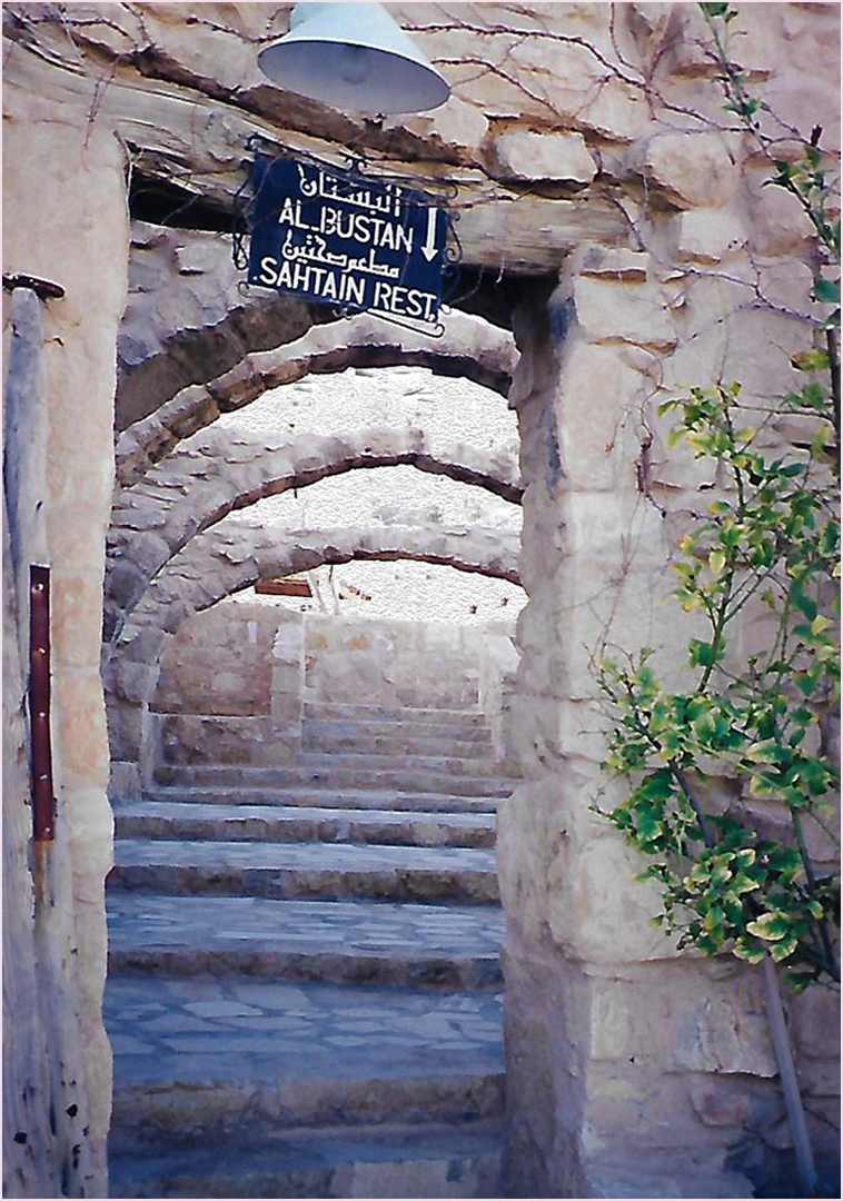 Escalier et signalétique  --  Sofitel Petra Taybet Zaman