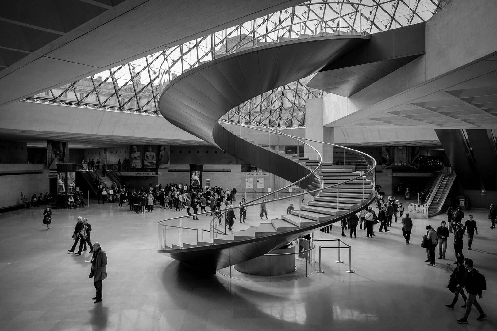 Escalier sous la pyramide MUSÈE DU LOUVRE Foto & Bild europe
