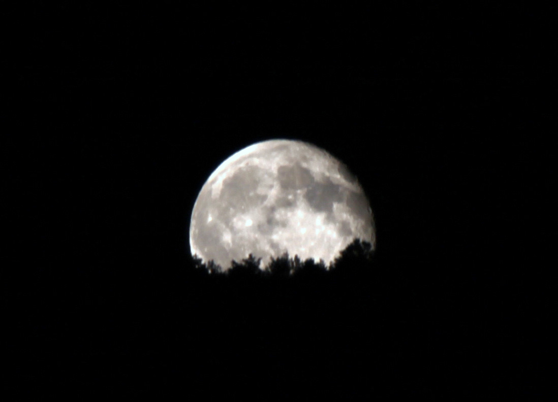 esce la luna dal monte....