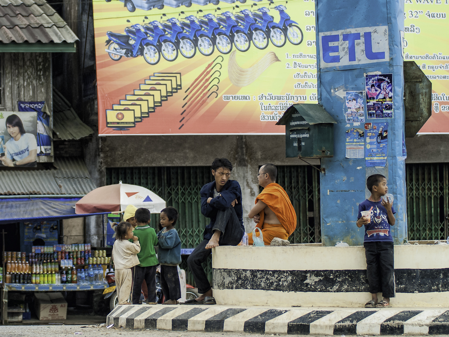 Escena callejera en Laos