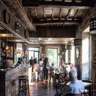 Escena cotidiana en una cervecería de Lugo.