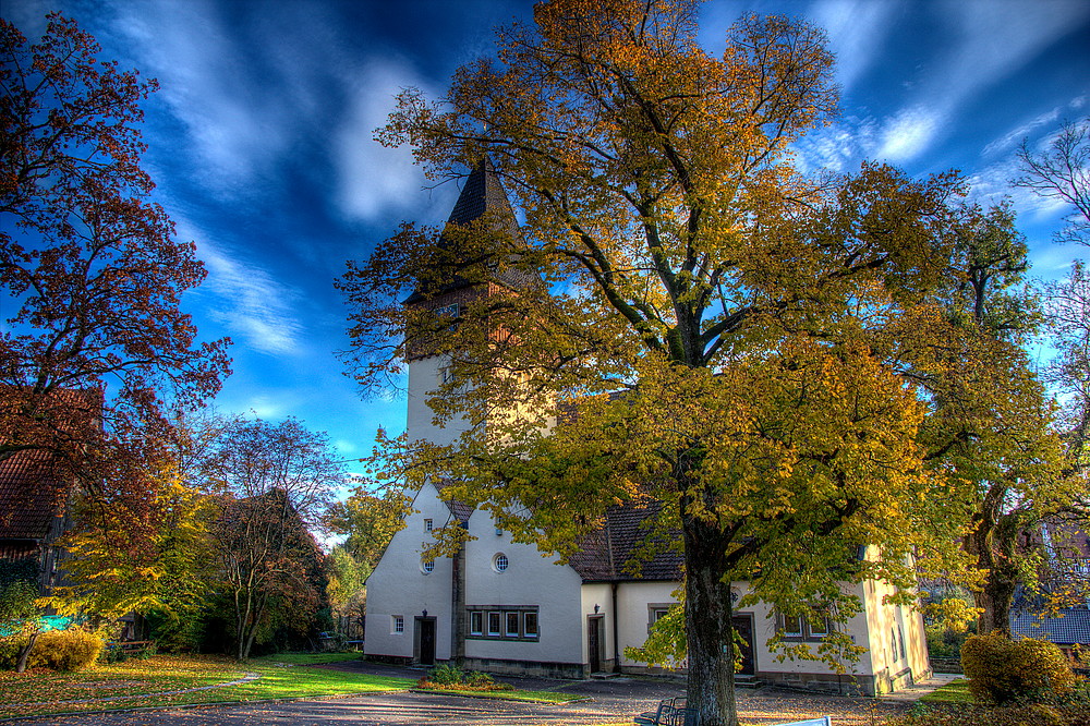 Eschacher Kirche im Herbstmantel