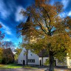 Eschacher Kirche im Herbstmantel