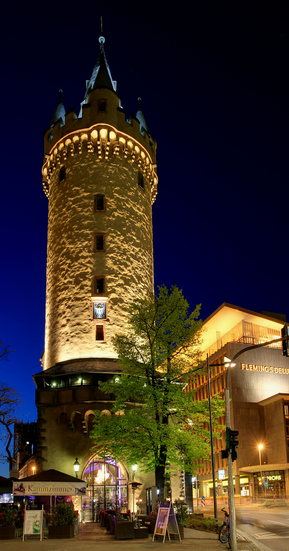 Eschenheimer Turm bei Nacht