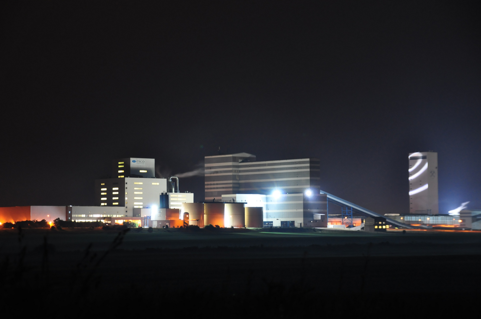 esco (Steinsalzwerk) in Bernburg bei Nacht