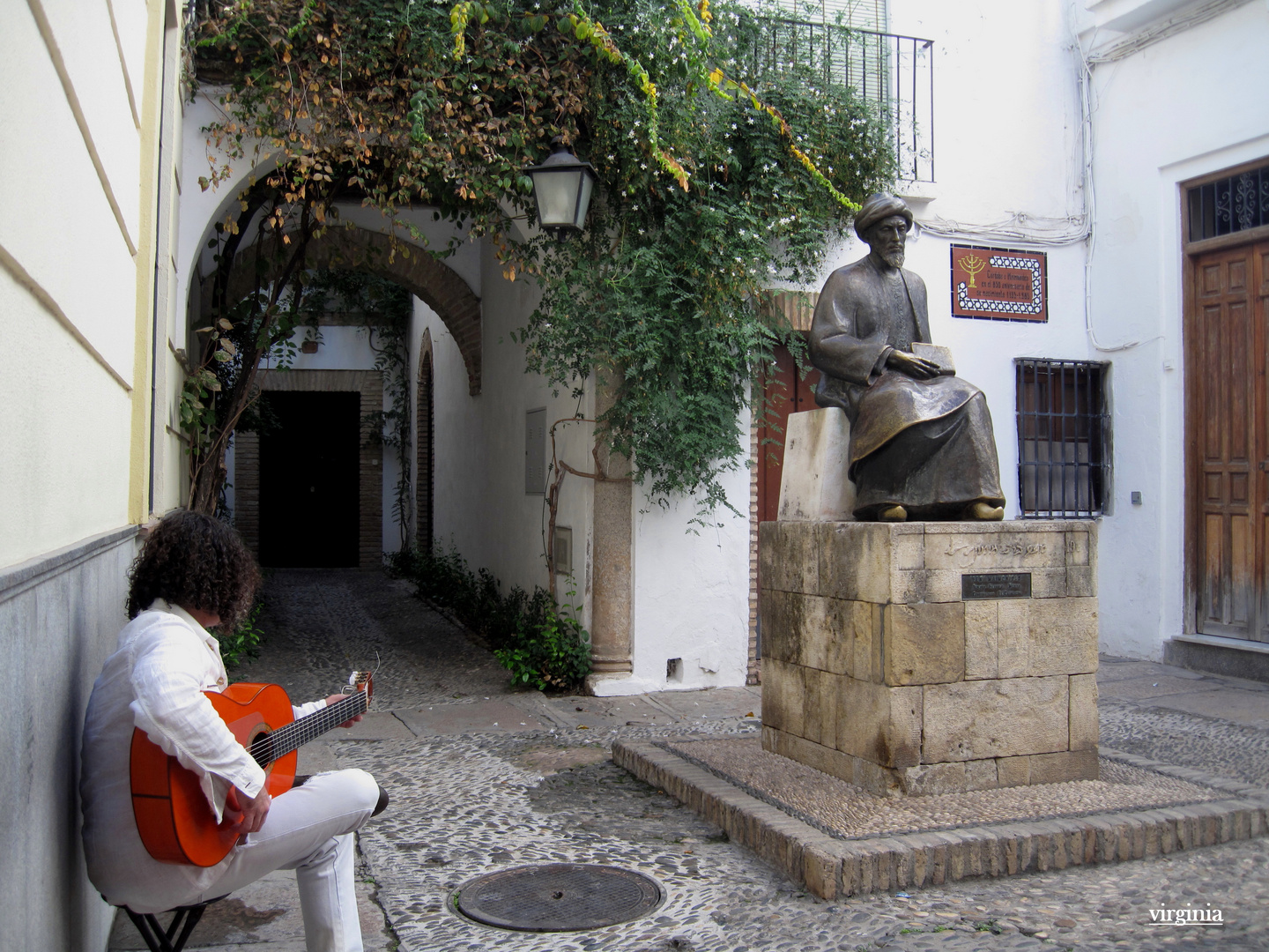 ESCUCHANDO LA GUITARRA EN LA PLAZA DE MAIMONIDES-CORDOBA