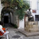 ESCUCHANDO LA GUITARRA EN LA PLAZA DE MAIMONIDES-CORDOBA