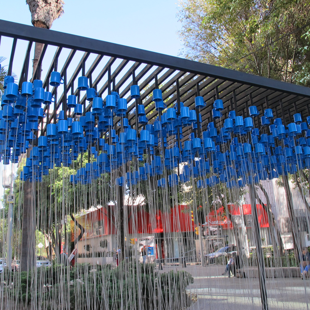 escultura de tazas metálicas de campanas