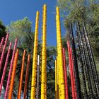 escultura de tazas metálicas de varios colores