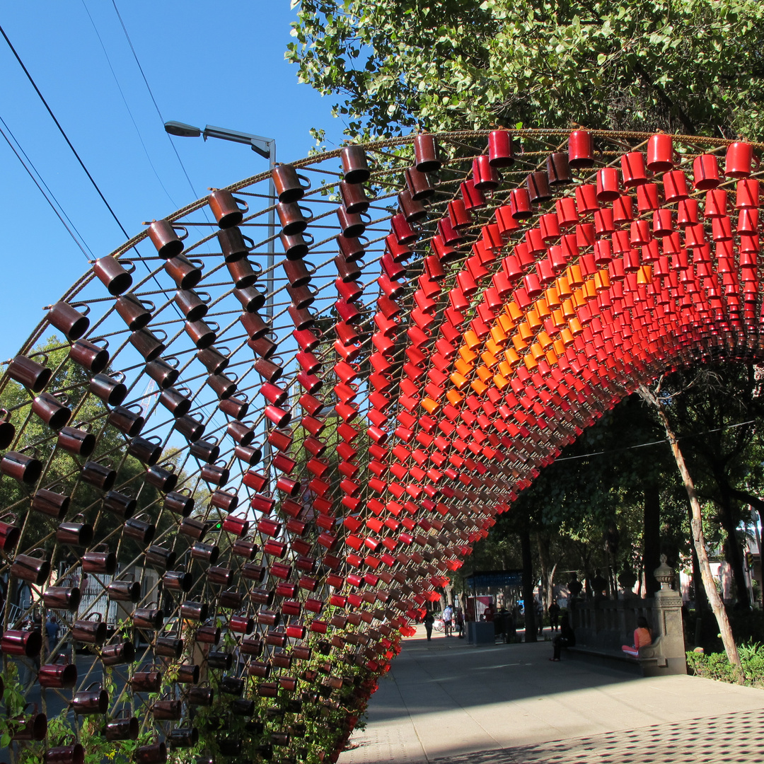 escultura de tazas metálicas en diferentes tonalidades