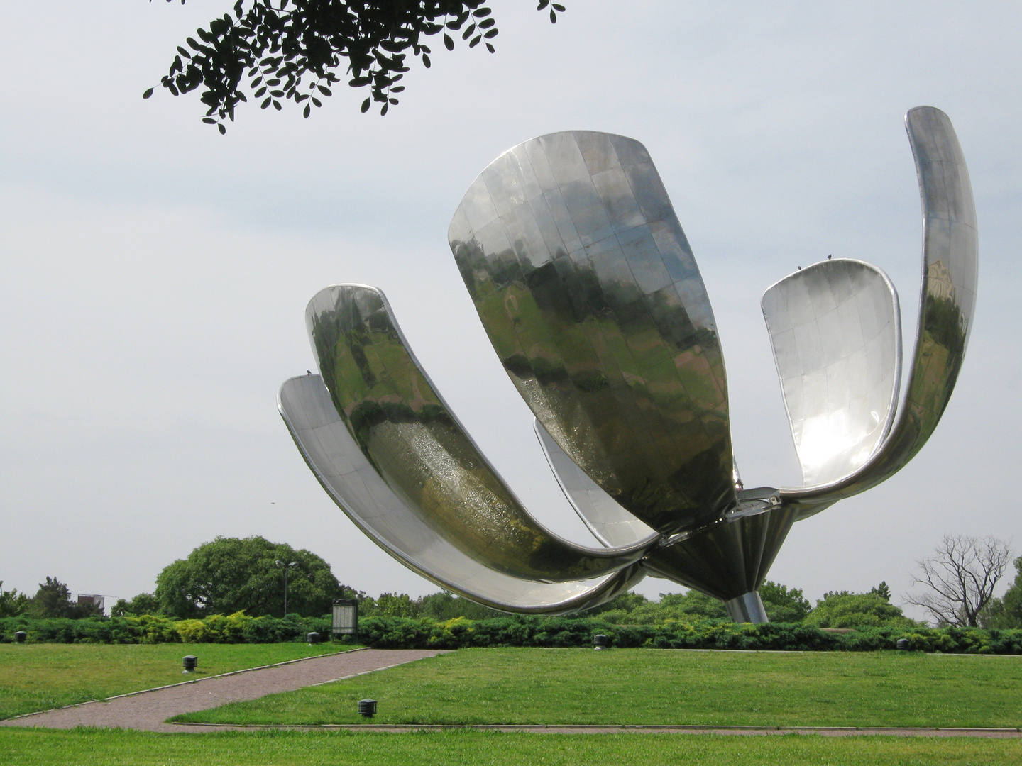 Escultura metálica de una flor