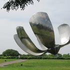 Escultura metálica de una flor