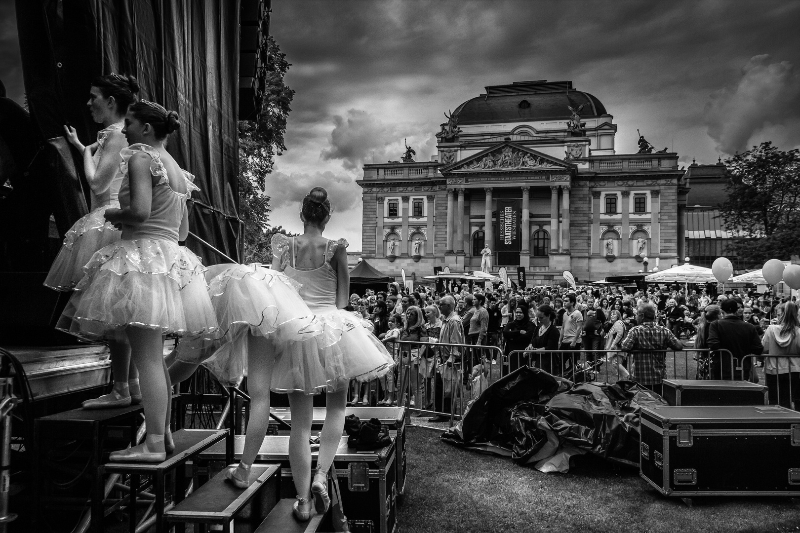 Esperando a bailar ByN (Wiesbaden)  Propuesta para la Galería por Manuel Daniel Rivera 