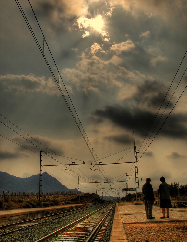 Esperando el tren al atardecer