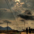 Esperando el tren al atardecer