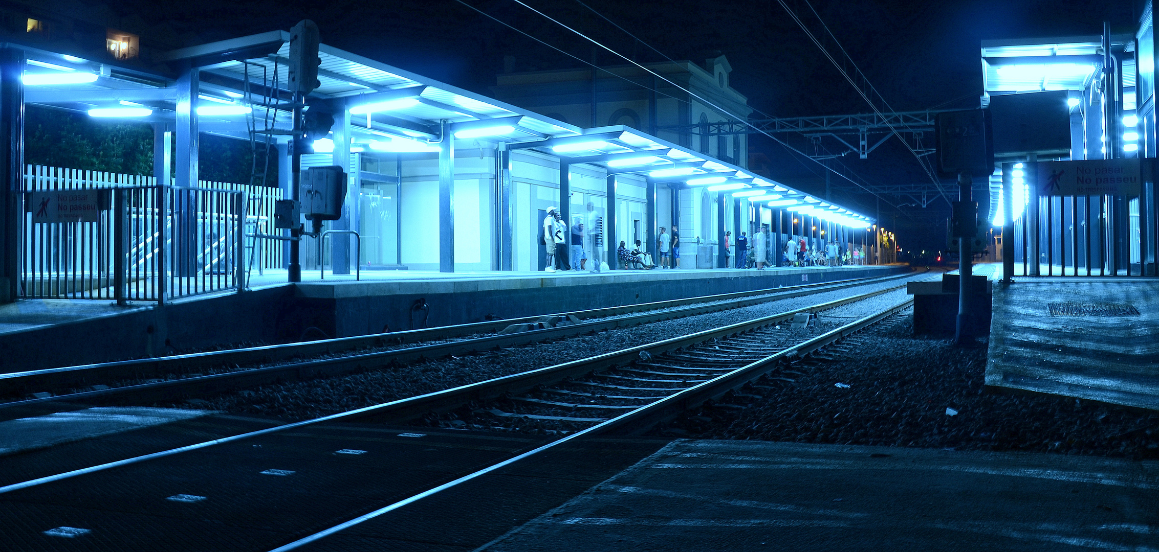 esperando el tren en Pineda