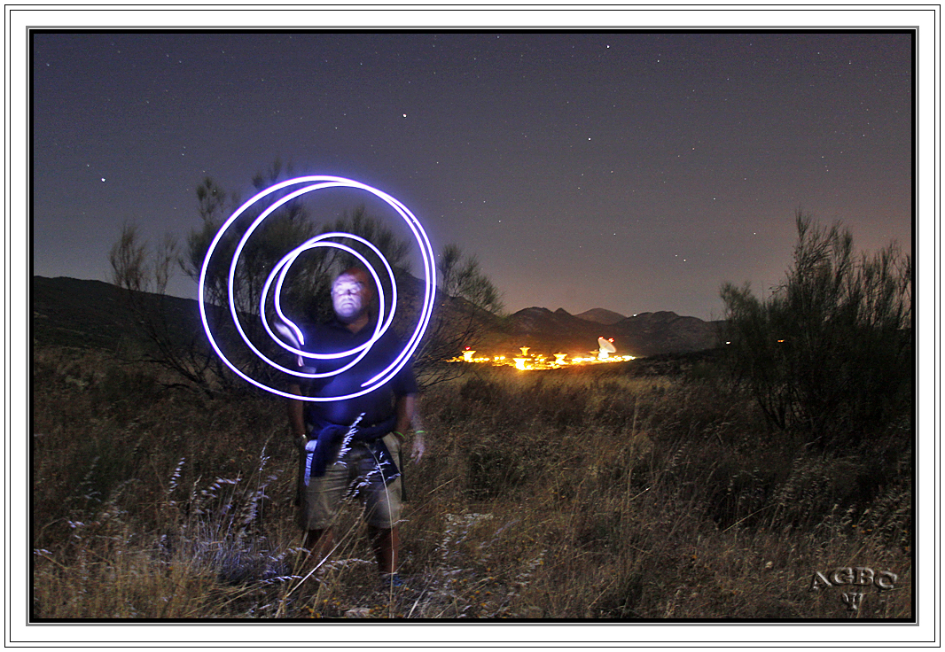 Espiral de luz junto a los telescopios de Robledo