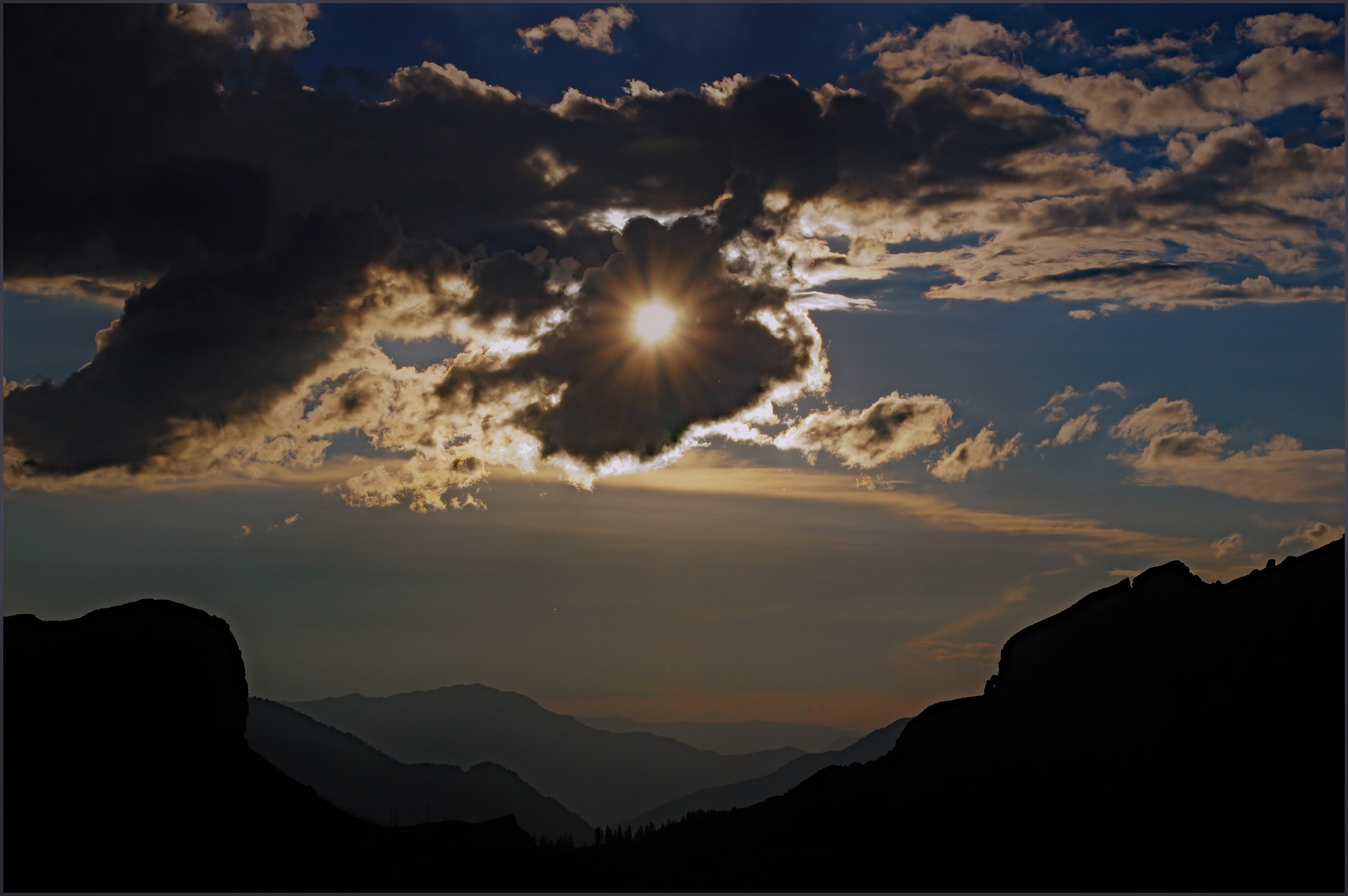 esplosione del sole sul  passo di roselend