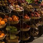 Esposición de frutas en el casco antiguo de Santiago