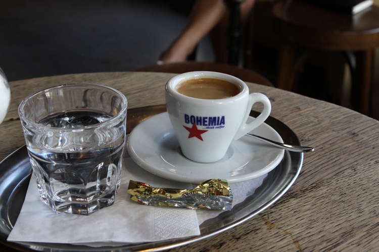 Espresso im Bohemia in Zürich