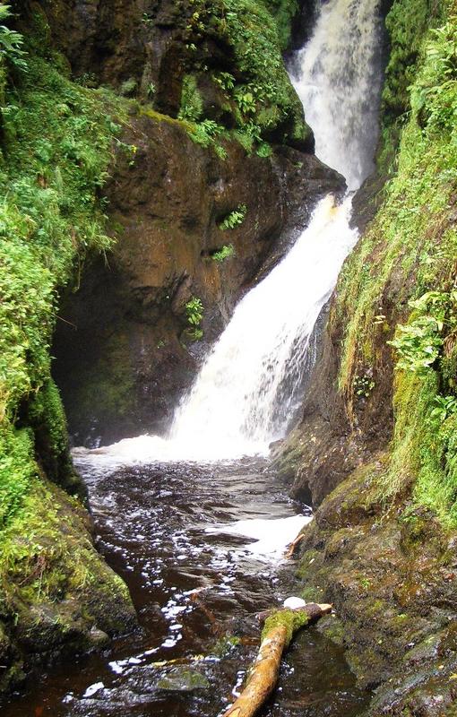 Ess-na-Larach Waterfall im Gebirge von Glenariff