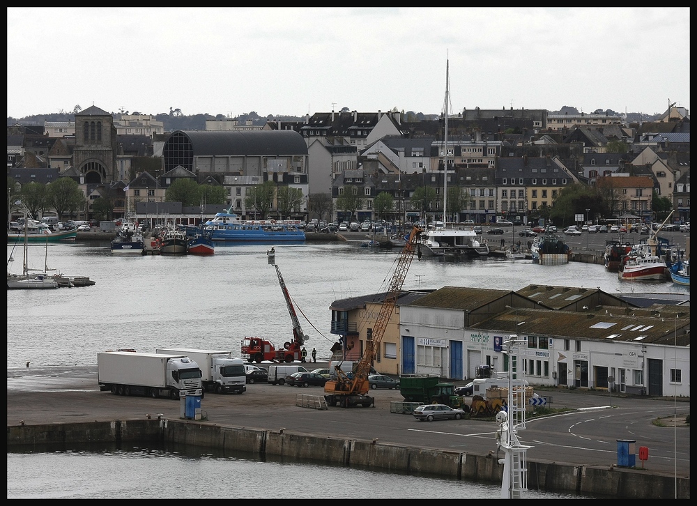 " Essayez de grimper en haut du mât de ce catamaran 36 m environ "