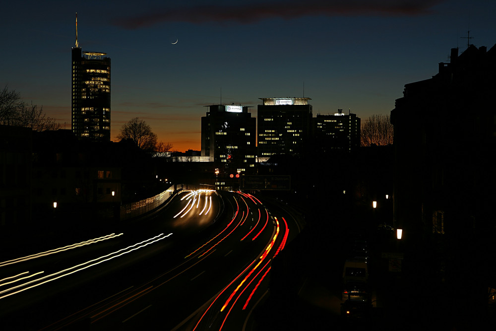 Essen A40 in der Dämmerung