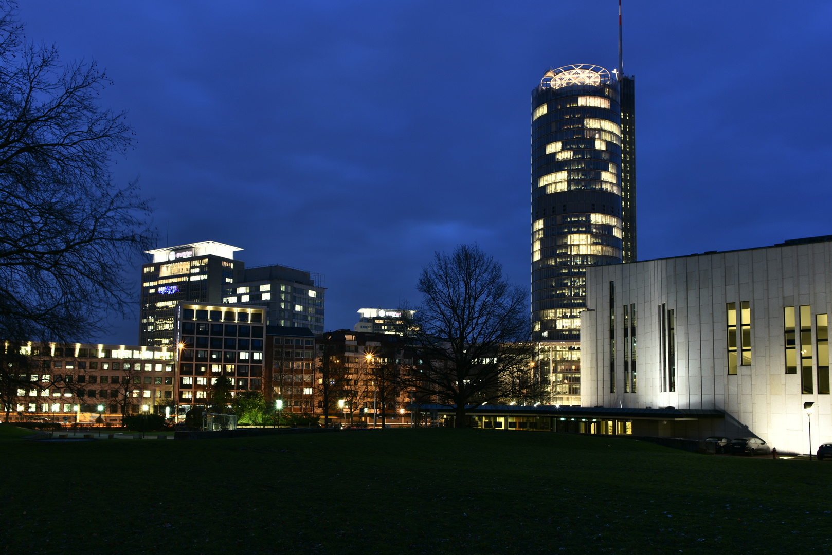 Essen Aalto Theater und RWE Tower zur Blauen Stunde