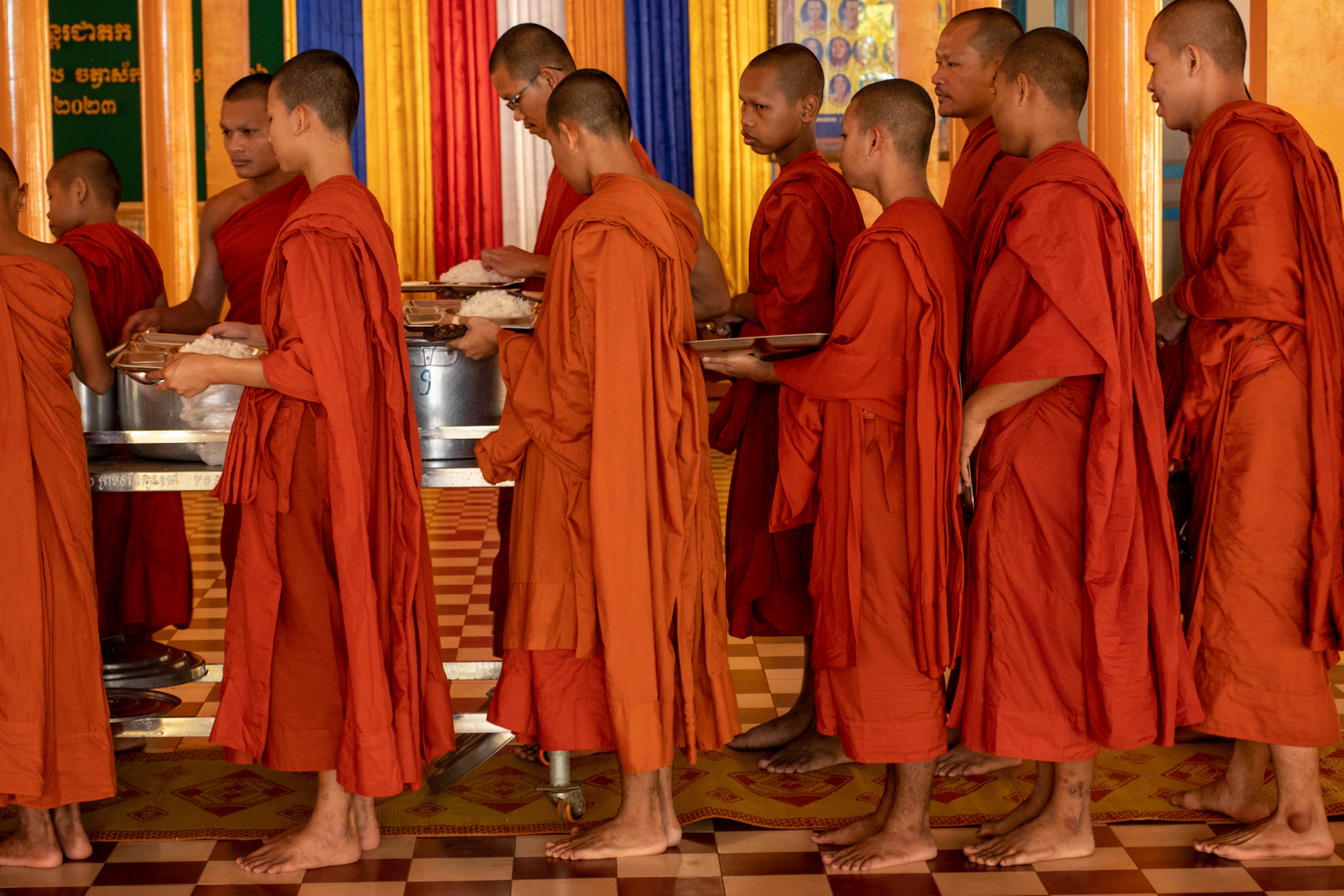 Essen Fassen im buddhistischen Kloster Siem Reap Kambodscha