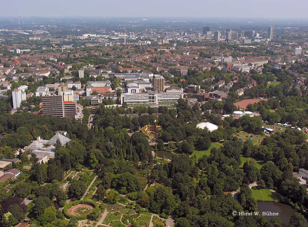 Essen, Gruga und Klinikum Essen vor City-Kulisse