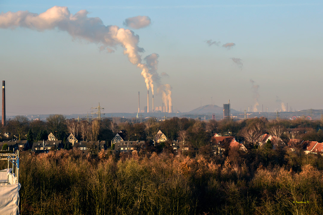 Essen - Kokerei Zollverrein - Blick auf Thyssen Duisburg