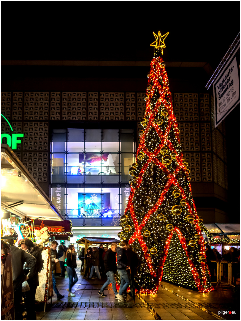 Essener Plastikweihnachtsbaum mit Urinaldurchgang