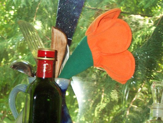 Essig, Besteck und Filzblume