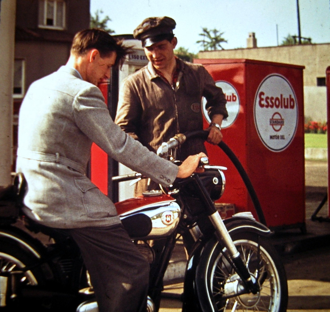 Esso - erstes Betanken des neuen Mopeds - um 1950