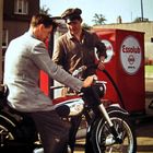 Esso - erstes Betanken des neuen Mopeds - um 1950