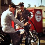 Esso - erstes Betanken des neuen Mopeds - um 1950