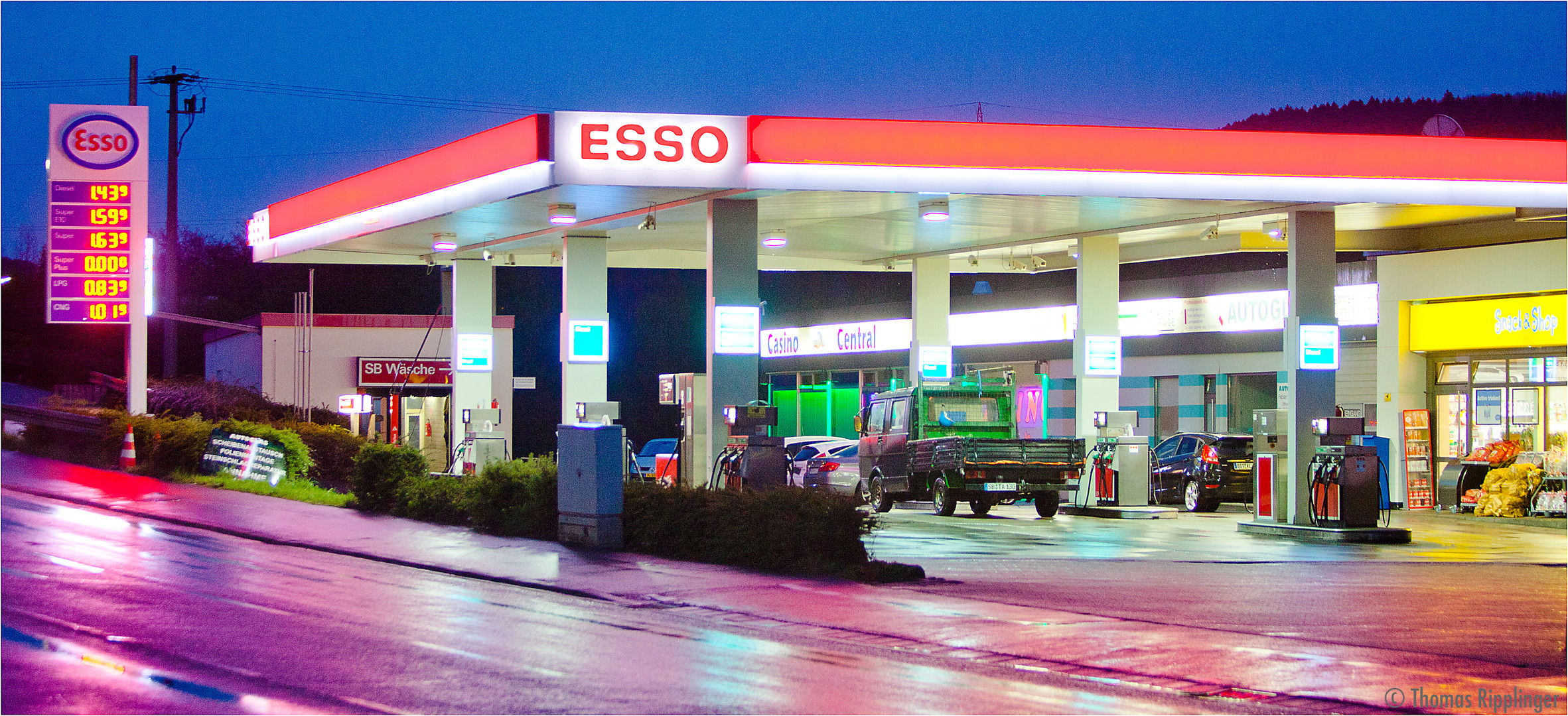 Esso Tankstelle in Merzig Hilbringen in der blauen Stunde Foto & Bild deutschland, europe Esso Tankstelle in Merzig Hilbringen in der blauen Stunde Foto & Bild deutschland, europe