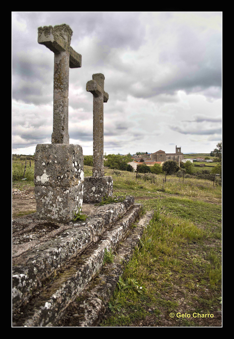 Están clavadas dos cruces.........