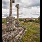 Están clavadas dos cruces.........